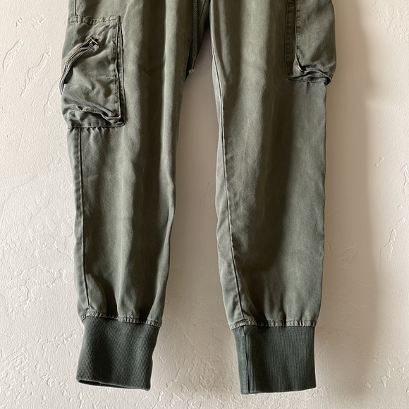 Young fabulous & broke - Picture 7 of 7